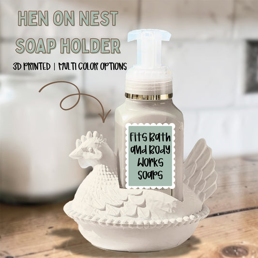 Soap holder shaped like a hen on nest with a pump bottle on top, featuring text about 3D printing and color options.